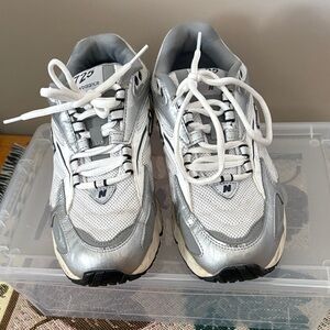 New Balance 725 Silver and White Athletic Sneakers W/7 Men’s 5.5